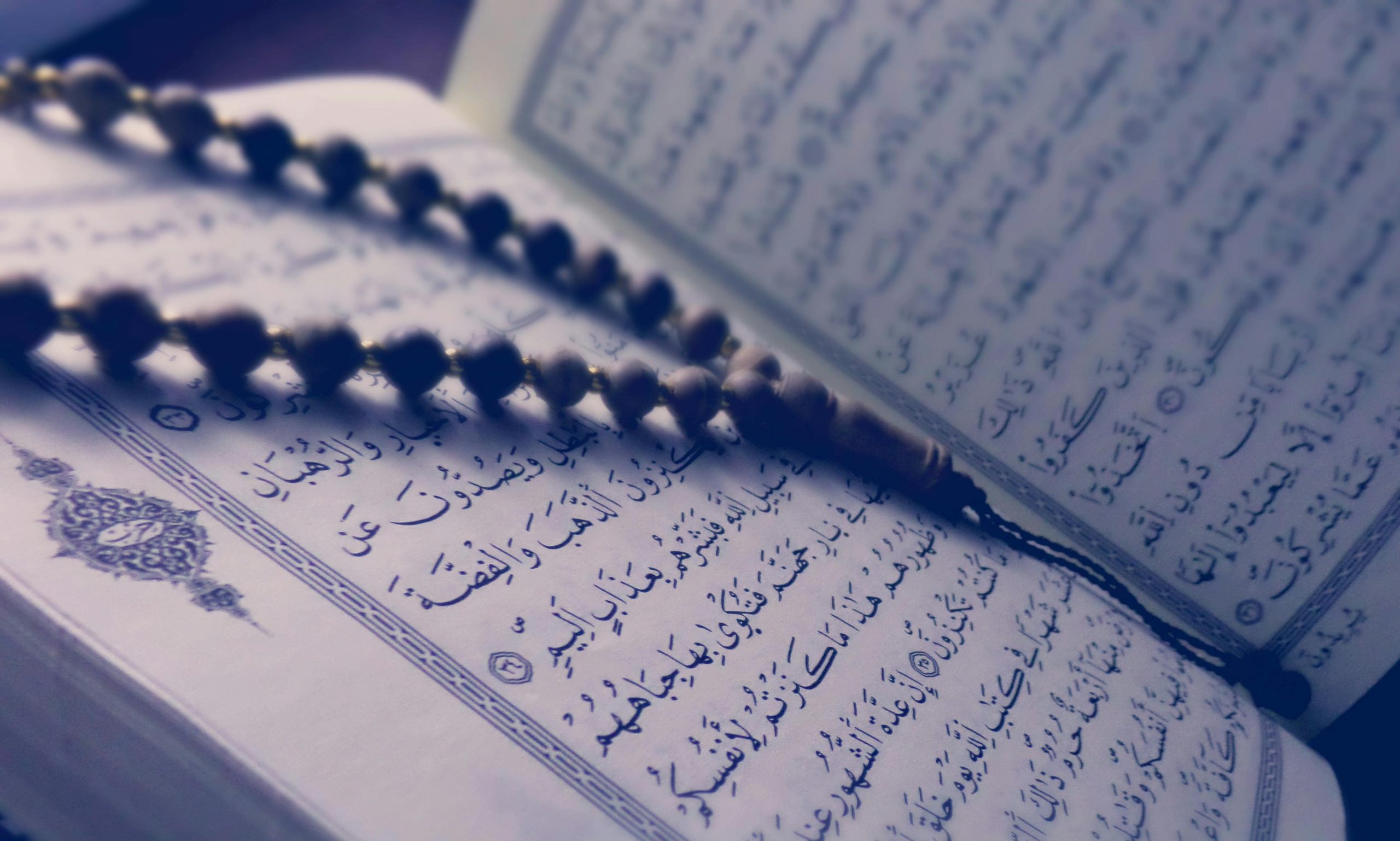 An open Quran with tasbih, symbolizing devotion for Quran Classes Online