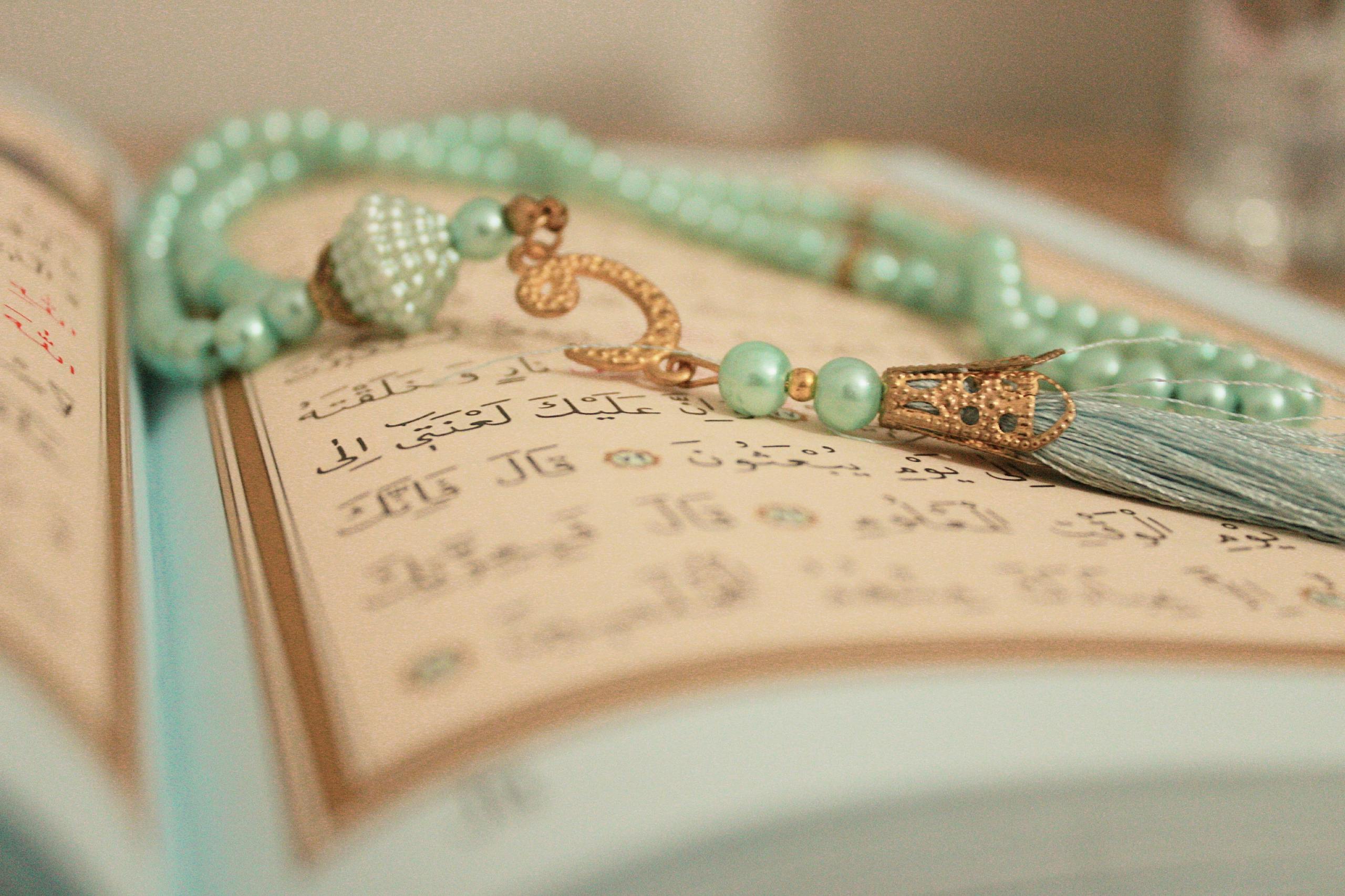 An open Quran with tasbih, symbolizing devotion for Quran Classes Online